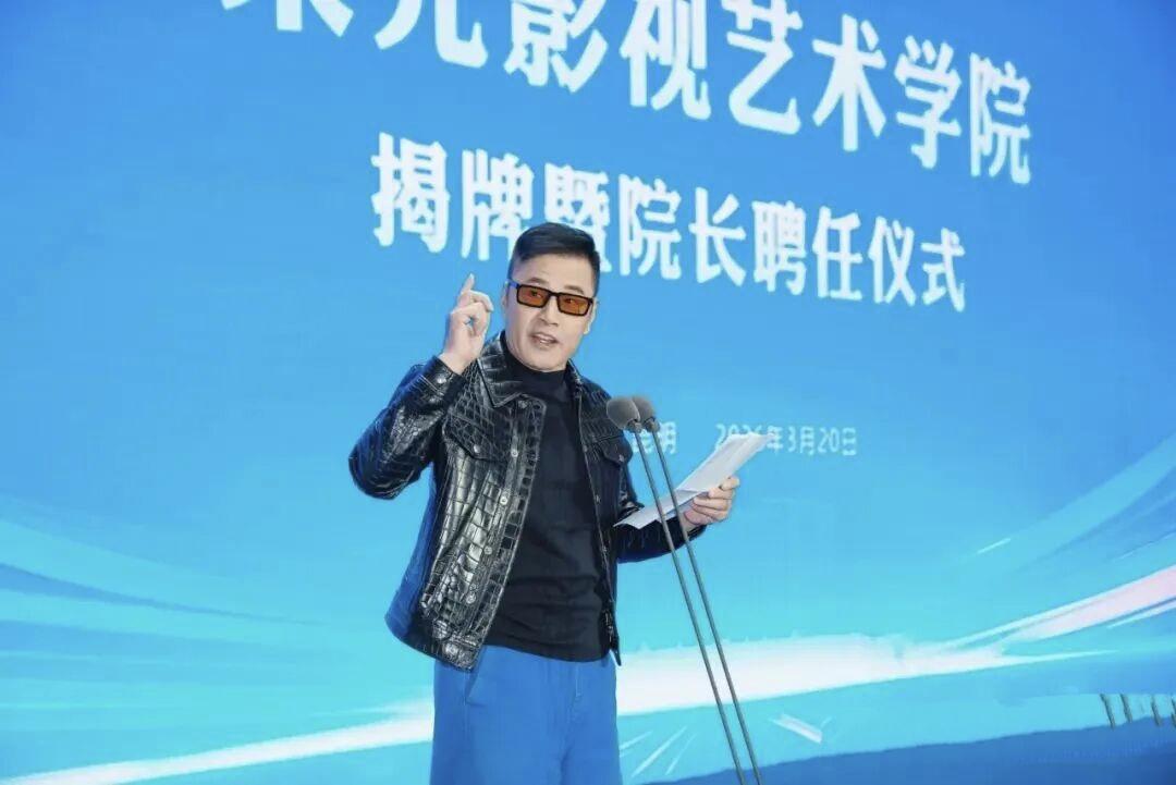 久未露面的于荣光放大招了成龙、李连杰、吴京等竟集体为他站台可不是他拍了新片，