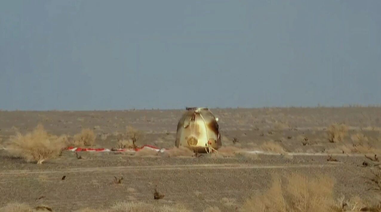 现场惊现航天大砍刀神20返回舱成功着陆【神舟飞船本身具有自动脱伞的功能，但指