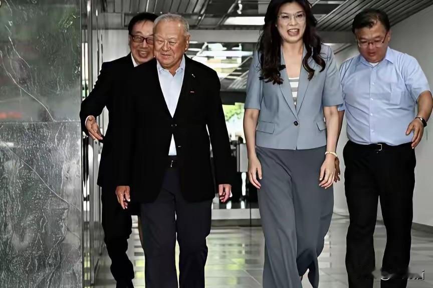 郑丽文拜访苗栗县长钟东锦,抛出震撼弹!在拜访了花莲县与新竹市、新竹县以后,郑丽