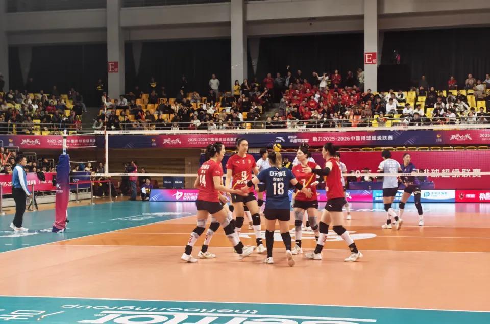 江苏女排大逆转淘汰天津女排！上海女排基本可以锁定冠军了！天津女排竟然第二回合一局