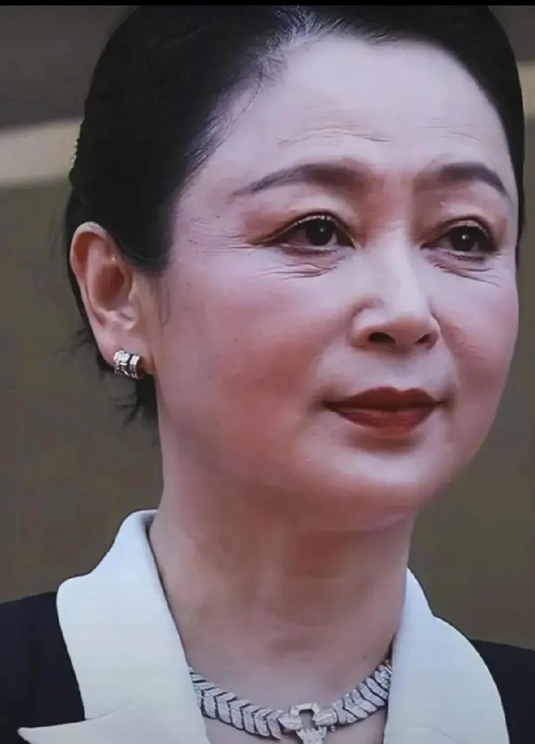 还真是不比不知道，一比吓一跳啊！年轻的时候有多美，到老了就有多吓人啊！她