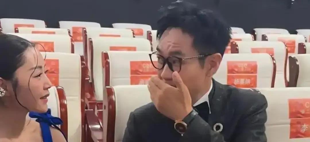 后台每天被塞进将近两万条私信，全是指着鼻子骂他“耍流氓”、“没边界感”。整整11天，大鹏就这么被挂在