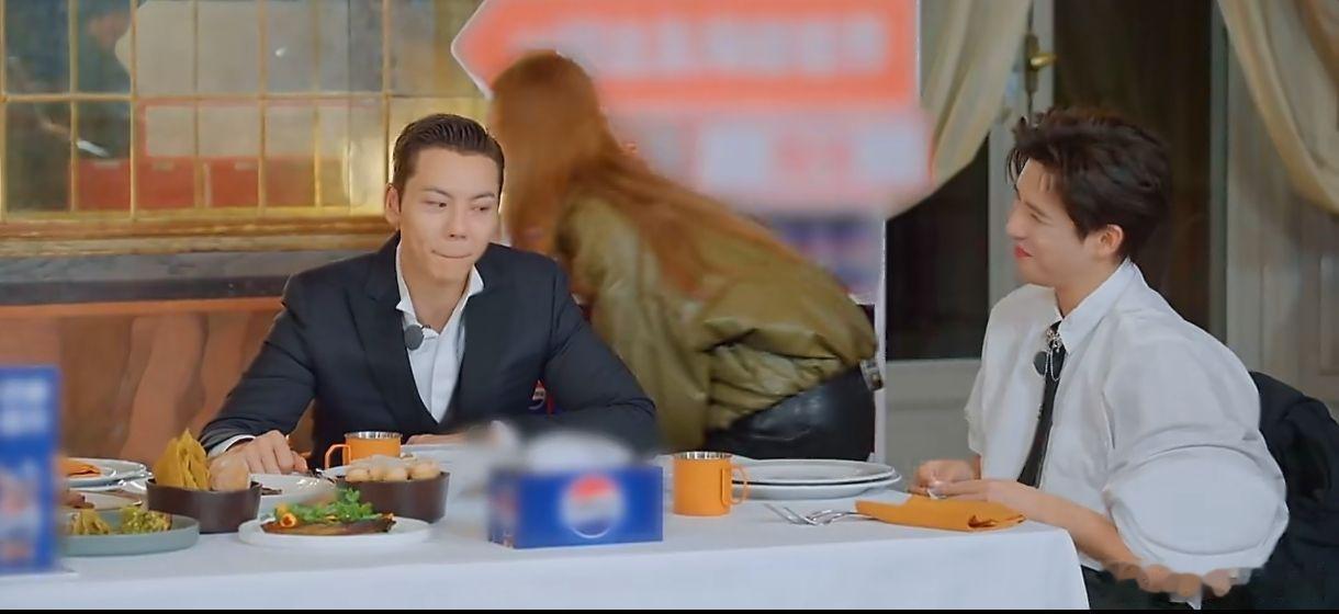 陈伟霆说基本上全世界男人都这样陈伟霆曝男人统一开关！一摸肌肉就绷紧，全。陈伟霆曝