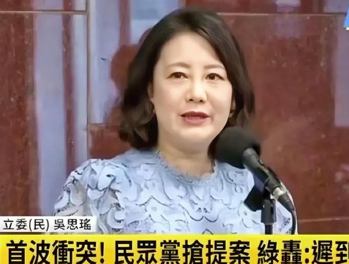 吴思瑶控诉黄国昌:你一直站在我的身后，用身体不停地顶我，这是非常不礼貌的行为！