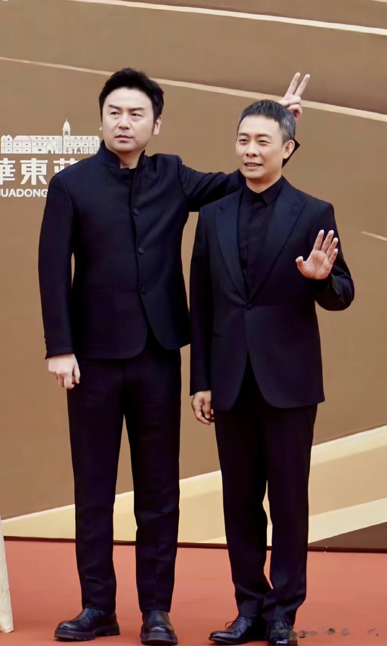 张译是男演员里的标准身高178的他站在雷佳音旁，矮了一点点，雷佳音是土生土长的辽