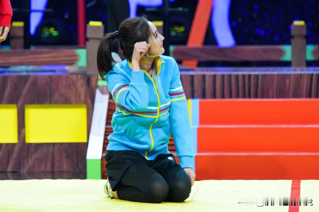 迪丽热巴、杨幂王牌对王牌同台柔韧度大比拼，还是热巴略胜一筹啊