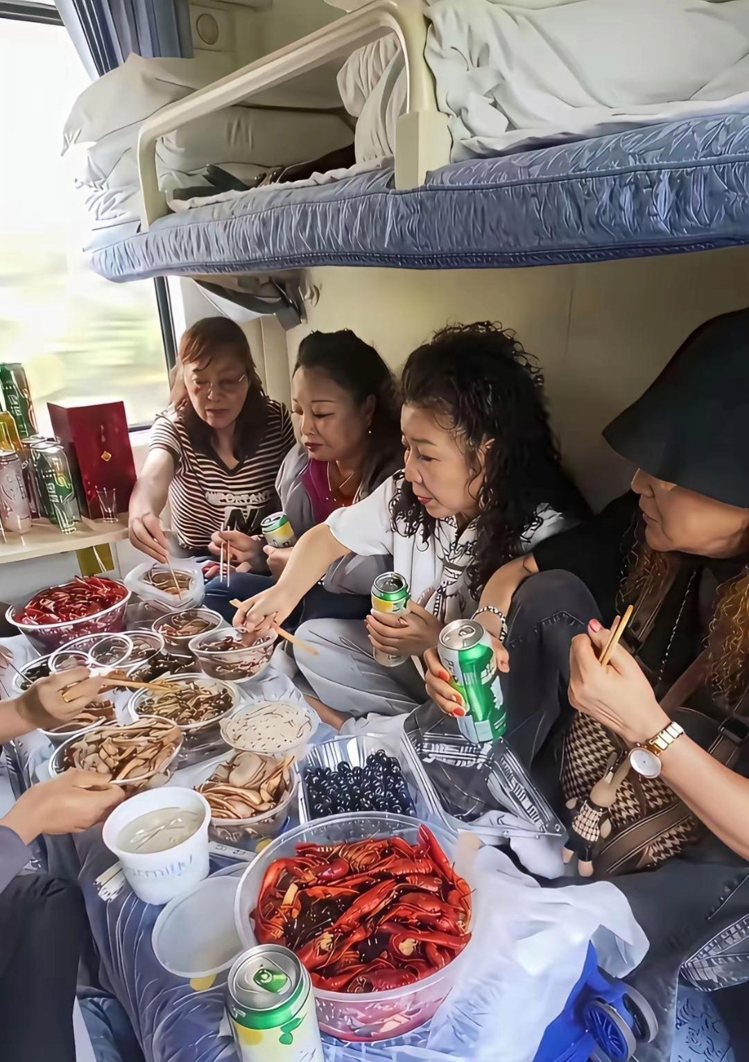 在火车上聚餐，素质呢？