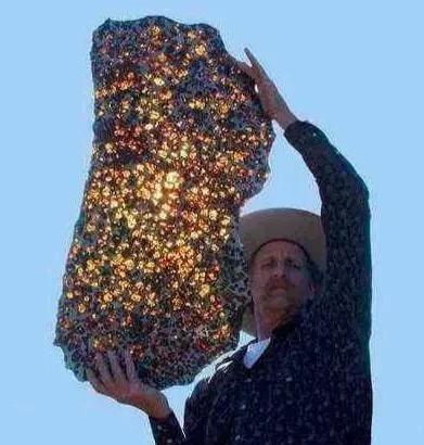 2000年的一个夏夜，新疆阜康市的农民海拉提正在巡视瓜地，突然，一道绚丽的亮光划