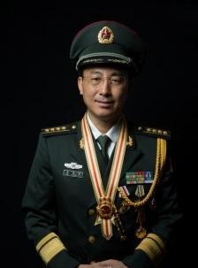 1985年，老山战场上，20岁小战士身受重伤，为保住阵地，他独自坚守战位11个小