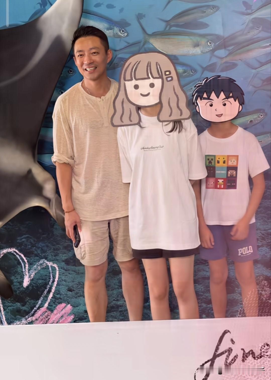 汪小菲带儿女外出游玩，小玥儿背影好像大S！7月16日，汪小菲在社交平台发文，称