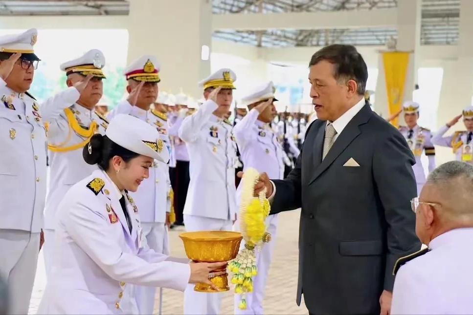 这一次，泰国国王让全世界刮目相看了！看来佩通坦这“侄媳妇”果真没白当~不得不