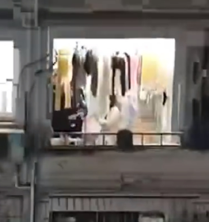 深夜闯入女生宿舍,这事儿本身已经足够让人愤怒。但比一个留学生的恶行更让人不寒而栗