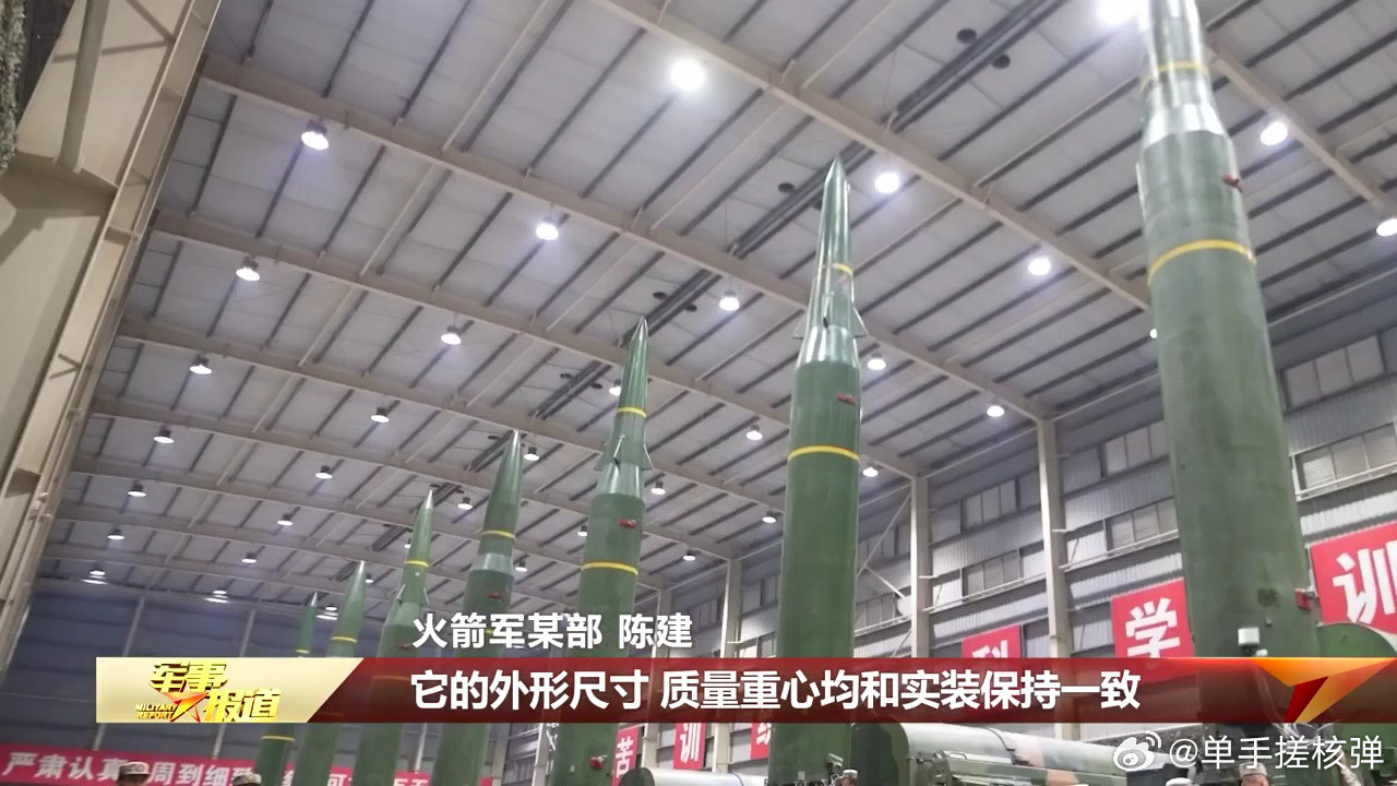 两种不同弹头类型的东风-16！分别为弹头带气动舵型，和类似子弹外形弹头不带弹翼的