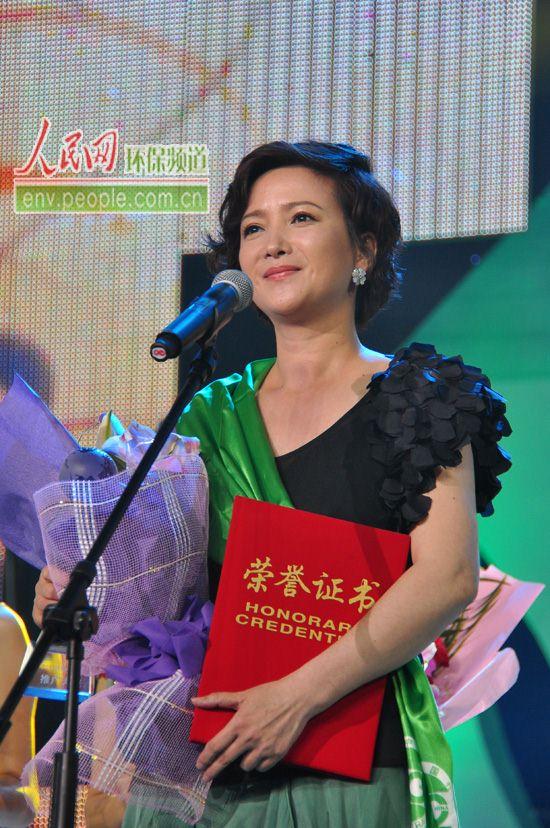 何晴保养得真好，将近五十岁的人看起来像三十多岁的少妇一样。就是可惜人美不一定就有