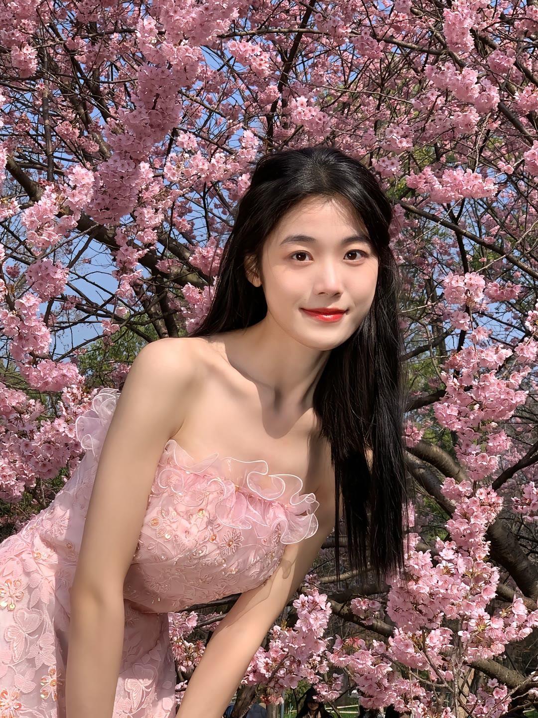 有个可爱的女朋友是种什么样的体验当一天樱花树下的公主！！！气质美女清纯可人