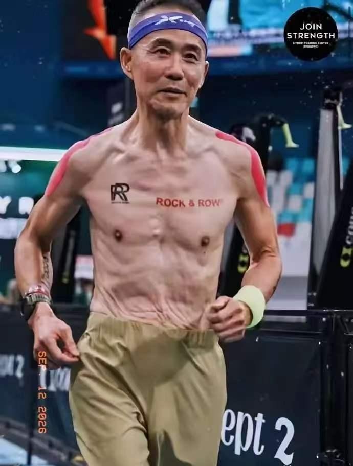王石作为参赛选手，参加了上海室内综合体能挑战赛。照片显示，老态龙钟，肌肉流失严重