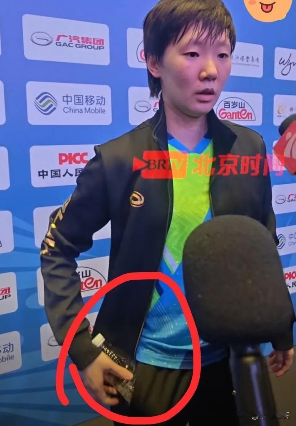 彻底被王曼昱圈粉了，让人感动的不仅是她在球场上不言放弃的精神，还有她不经意间透