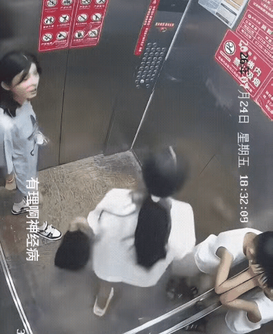 孩子扒电梯等妈妈许久，同乘电梯女孩出声提醒不要耽误别人，妈妈不道歉反倒动手还教唆