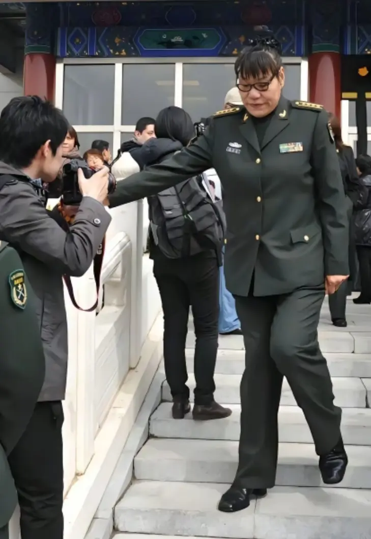 她是妥妥的大校啊，真厉害