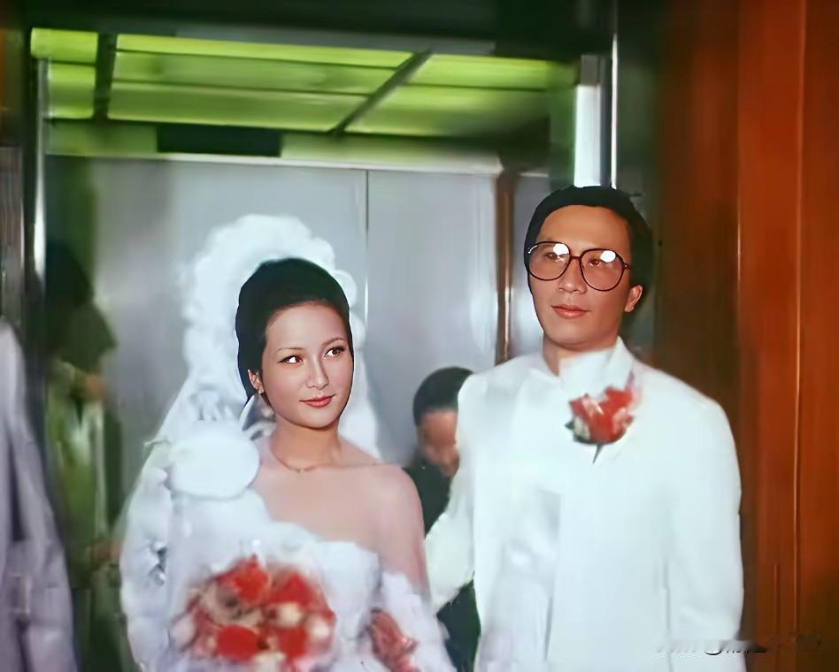 翻看1979年谢贤和狄波拉的婚礼老影像，就像打开了一本旧时光的相册。那场面，简直