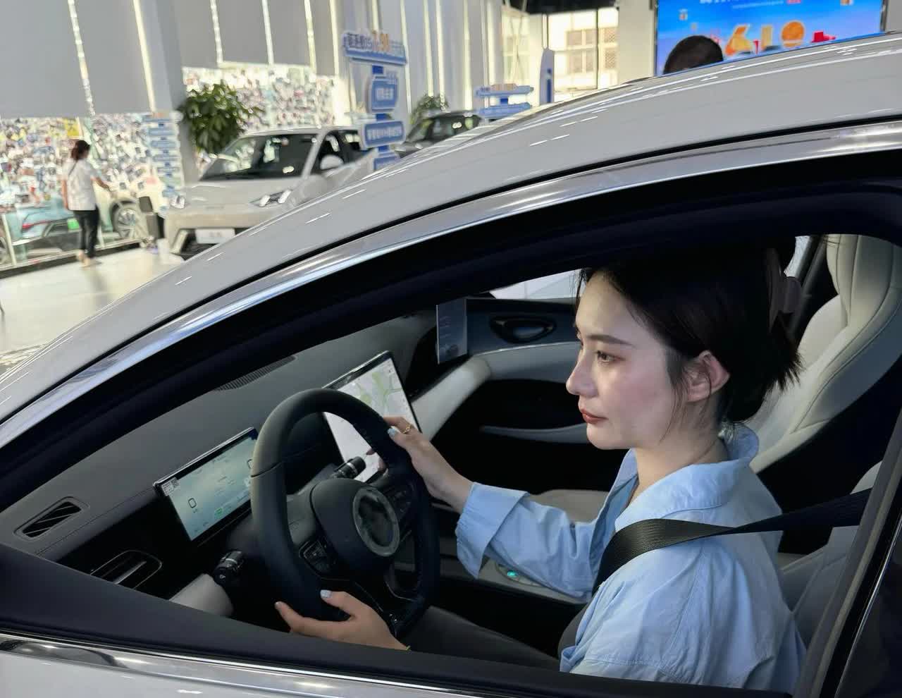 迪子终究要为自己频繁背刺老车主付出代价。迪子为自己定了全年550万的目标但上