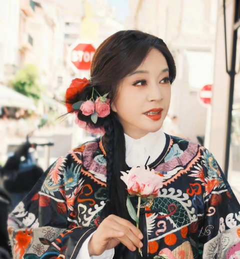 而刘晓庆的拼并非一时兴起2025年她首次试水短剧就交出亮眼成绩，首部作品《萌宝