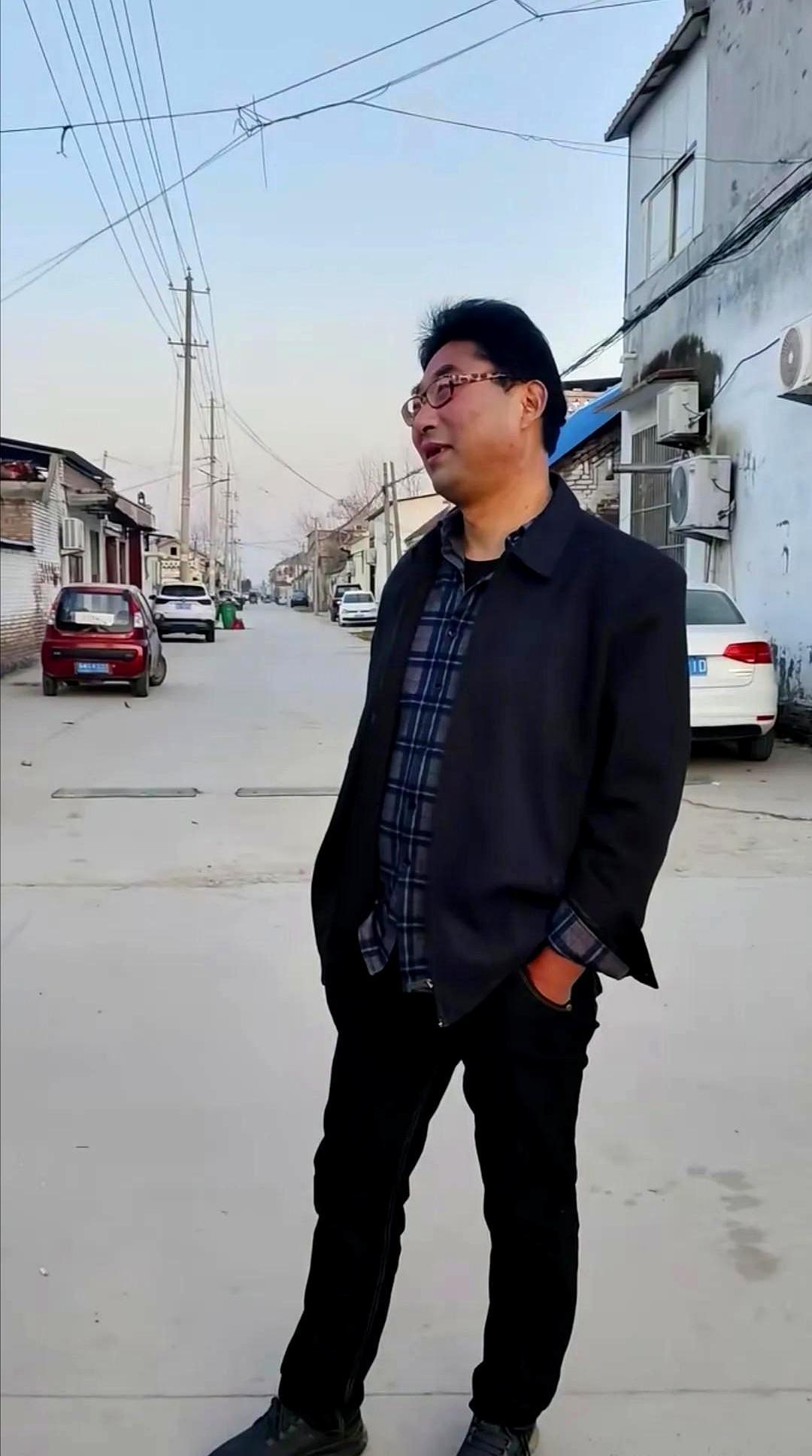 那个被全网叫“山雕”的姑娘，昨天出嫁了。新郎在婚礼上，从头到尾没笑一下。镜