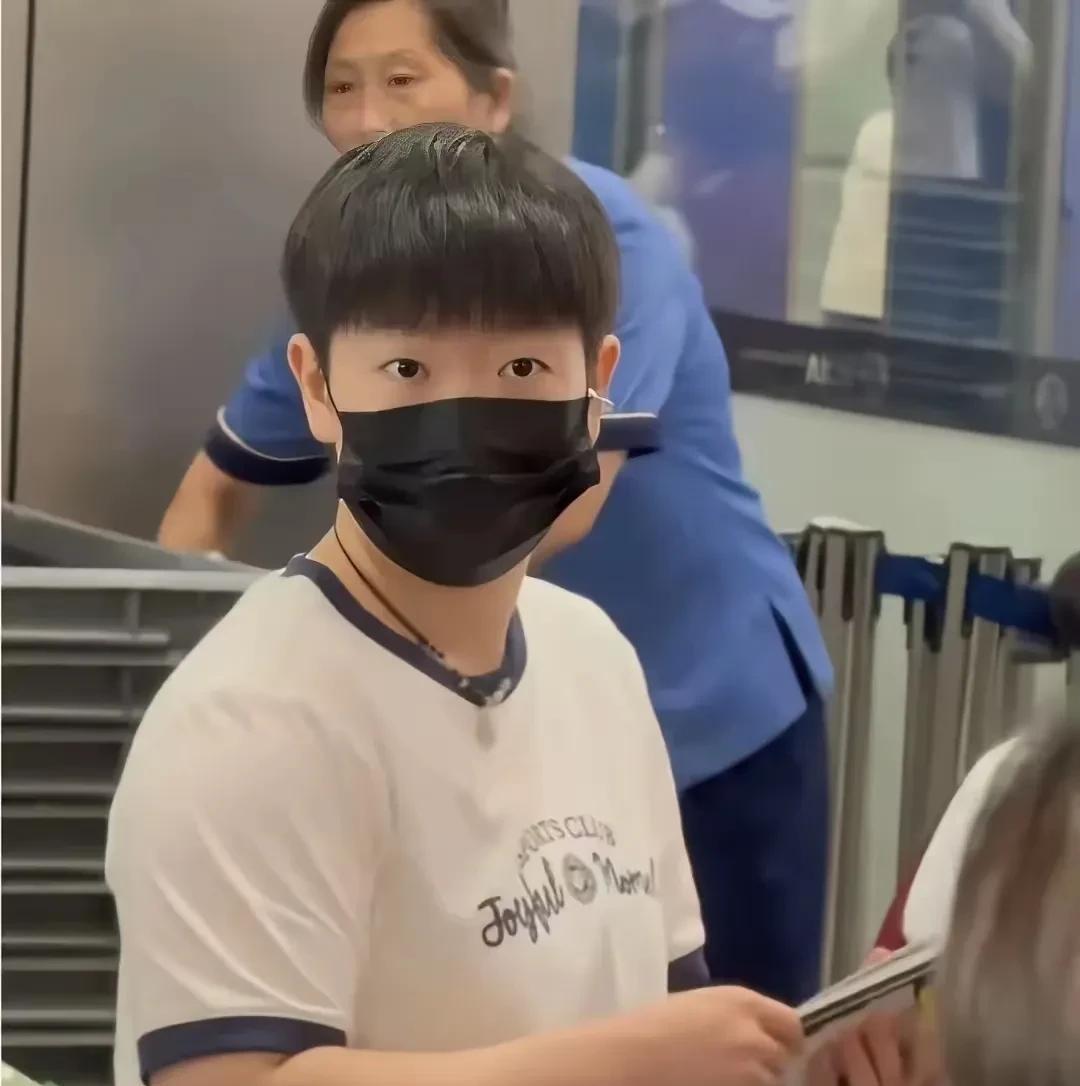 莎莎出战美国WTT，为此莎莎特地换了个新发型，齐刘海造型让人眼前一亮，莎莎