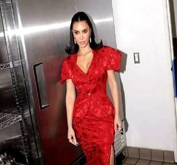 她演律师，第一件事是扔掉高跟鞋。金·卡戴珊为新剧《诉讼女王》伏案12小时，把法