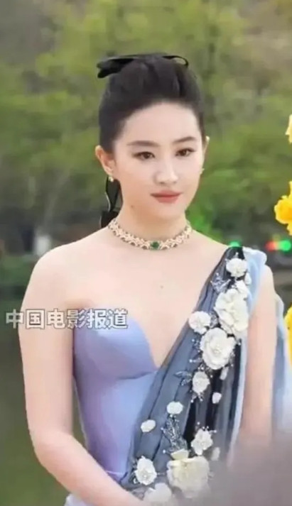 天仙是不是胖了一点点[哭哭]刘亦菲来到杭州西湖参加活动，这张脸真的太美了，