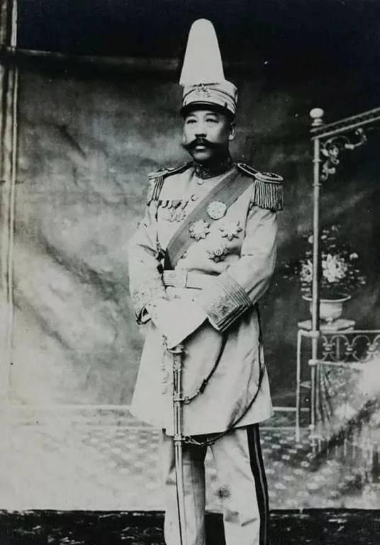 民国时期，曹锟在一众军阀中也是比较特殊的存在，其他的军阀好色、爱财，巧取豪夺，曹