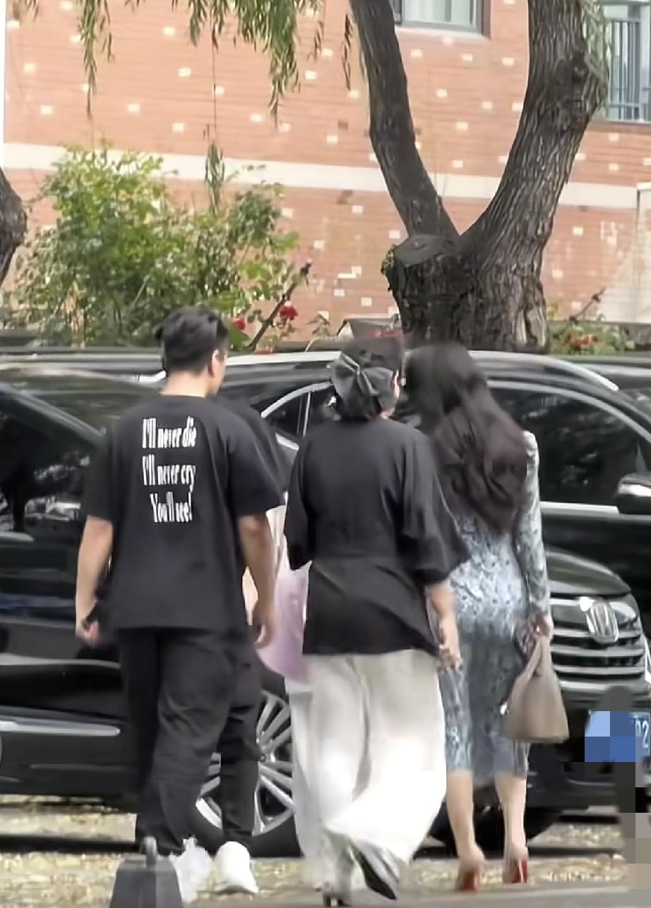 6月17日，汪峰与森林北及其女儿在北京顺义区一国际学校门口被偶遇，森林北的身材简