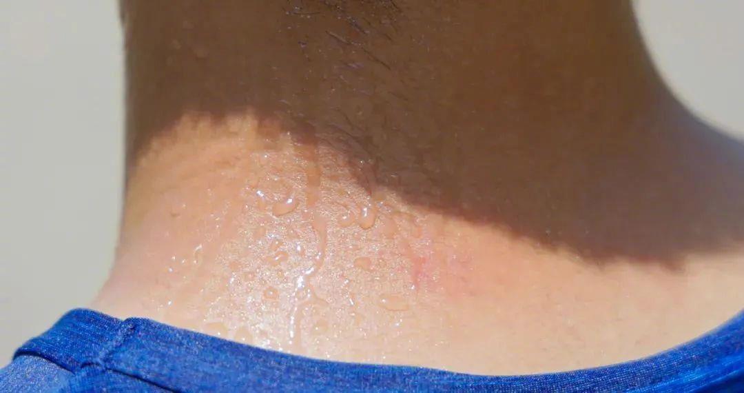 夏天穿什么颜色衣服更凉爽【局地40℃以上！出门穿什么颜色衣服更凉快？】夏天出门多