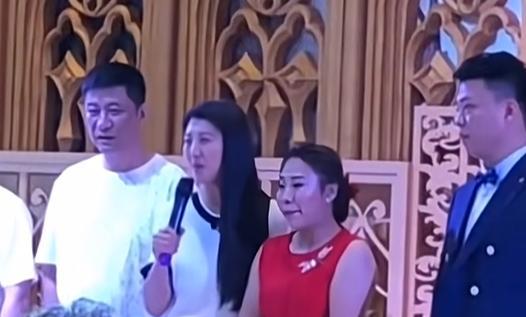 闫学晶嫁了身家过亿的丈夫，今年52岁，却比20岁时更拼。婚礼上站在她身边的马明