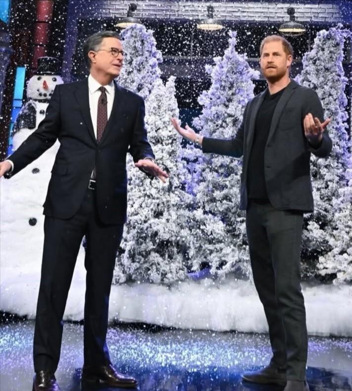 12月4日，苏塞克斯公爵哈里王子在纽约参加了斯蒂芬·科尔伯特的《深夜秀》！对比