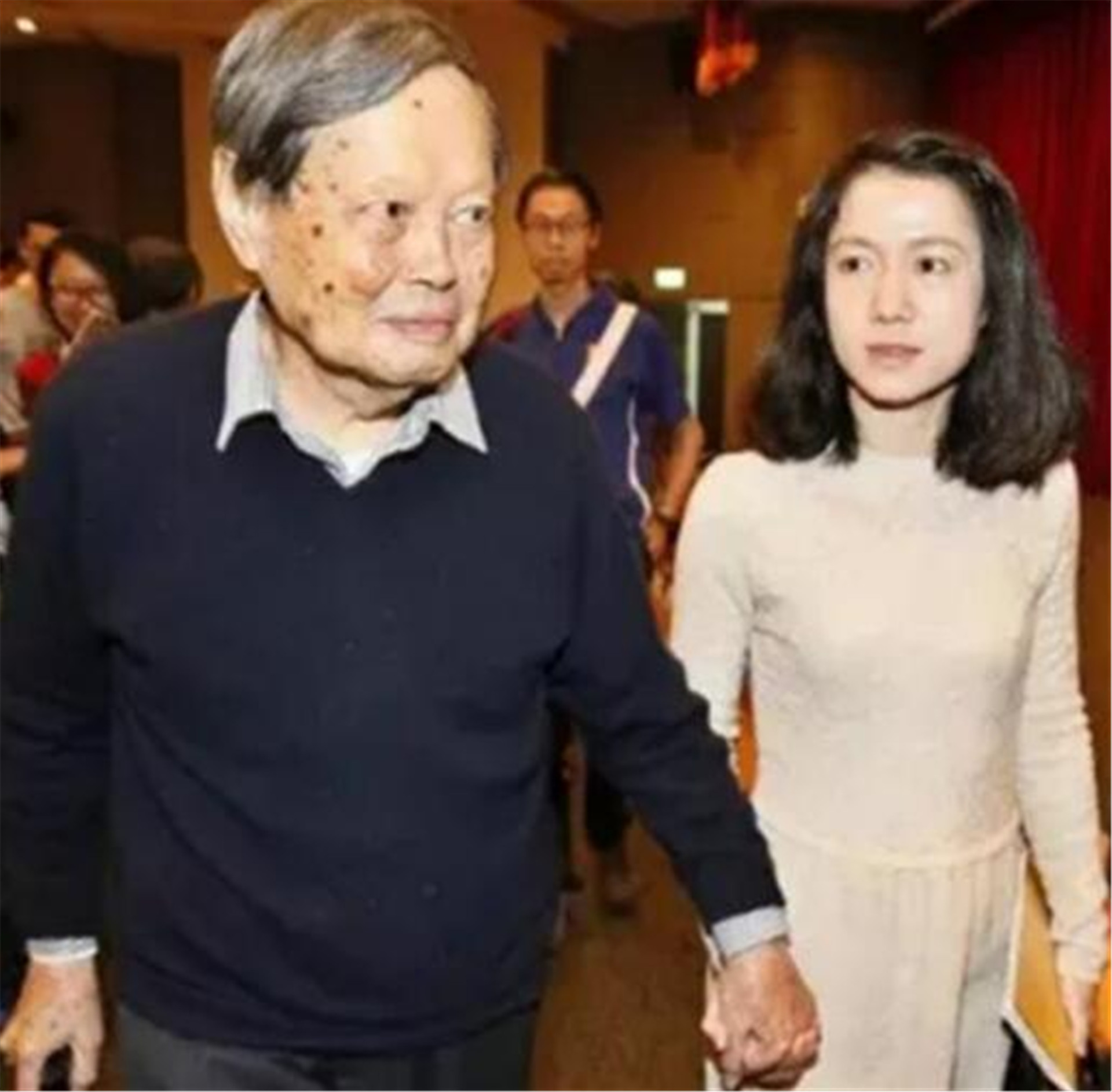 杨振宁的妻子翁帆 为了他的身体 16年来我都是早睡早起