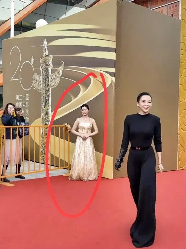 章子怡一摔最开心的不是汪峰，也不是范冰冰，宋丹丹。​而是章子怡一