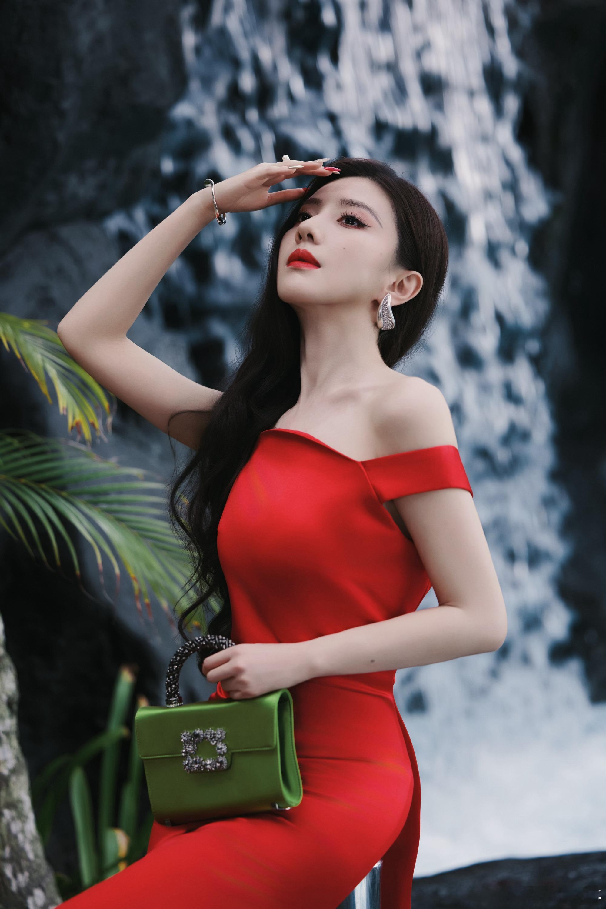 微博夏日颜究所夏日神颜进行曲王鹤润东方气韵，裳映风骨，翠履衬芳华。王鹤润