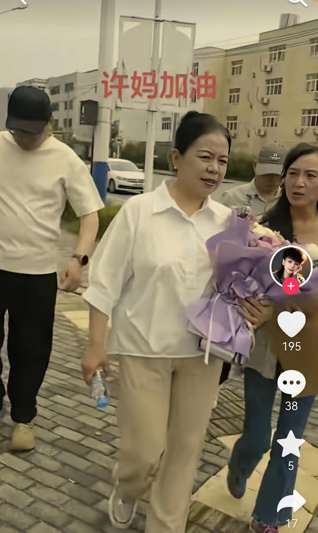 52万中午开会了，今天我们就讨论一下52万到底应不应该还呢？关于52万是许敏