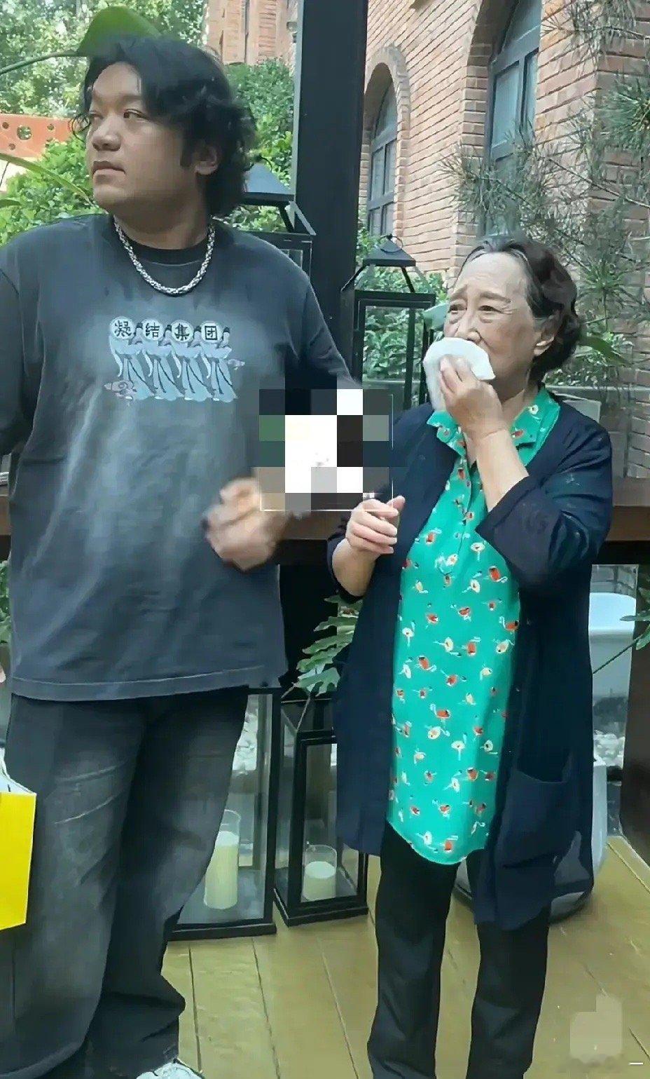 《家有儿女》的小雨怎么变成这样了?演过《家有儿女》的小雨尤浩然暑假期间来看姥姥。