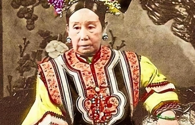 1900年，慈禧狼狈逃窜至山西首富家，临行时，慈禧让乔家借她10万两，乔致庸扑通