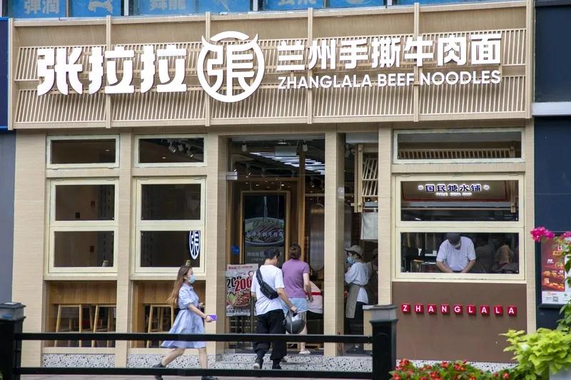 地道的兰州牛肉面，其面汤必定是用整只鸡和牛大骨熬制而成的，若没有鸡，那可就是靠科