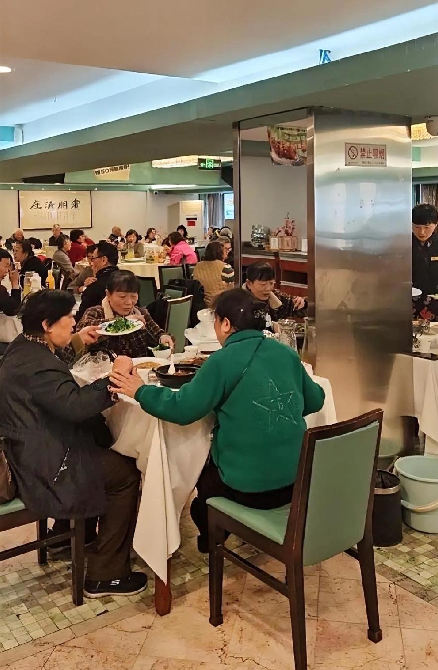 赶在南京大降温之前，带老妈下馆子小吃了一顿。温度一降到零下，老年人就冷的就不想出