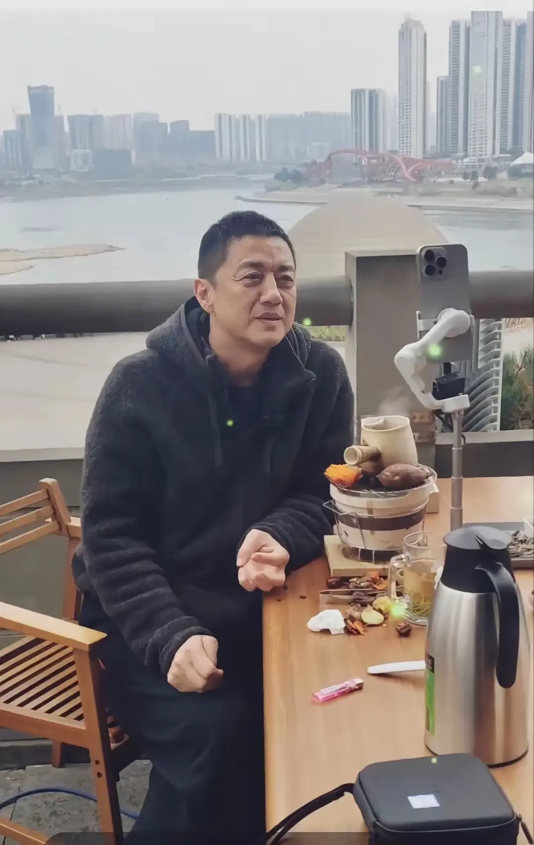 李亚鹏不得不折腾，如今这样子戏也没法拍