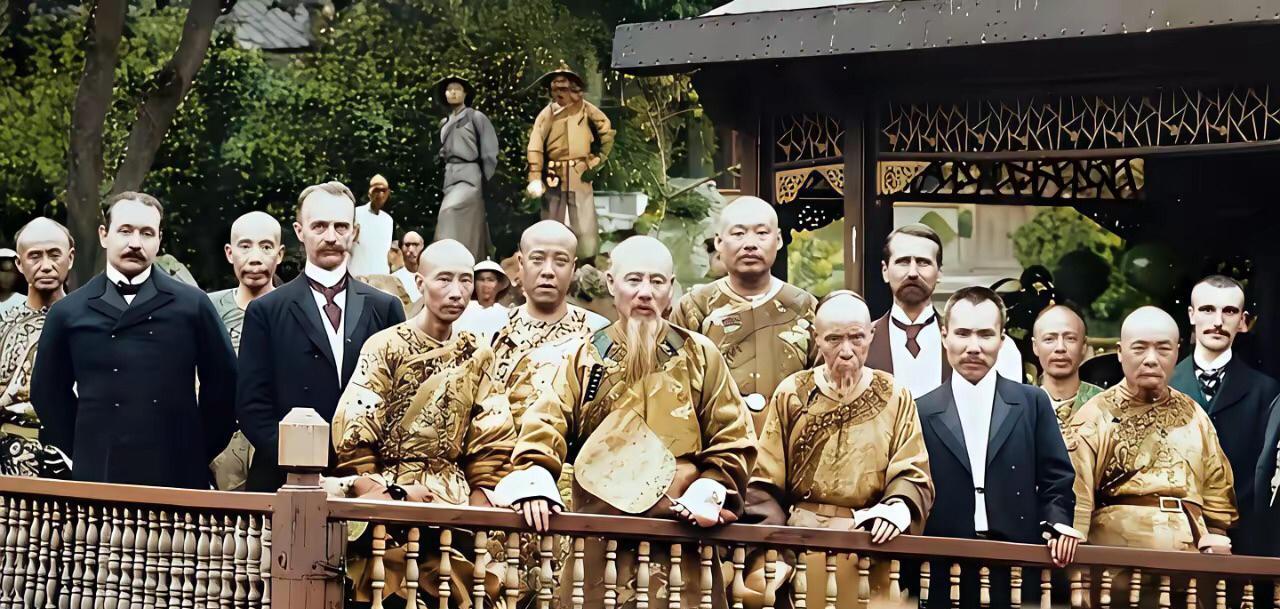 这是清朝时期的老照片，不是剧照，清朝官员每人头后面扎着一根小辫子，身穿黄色官服，