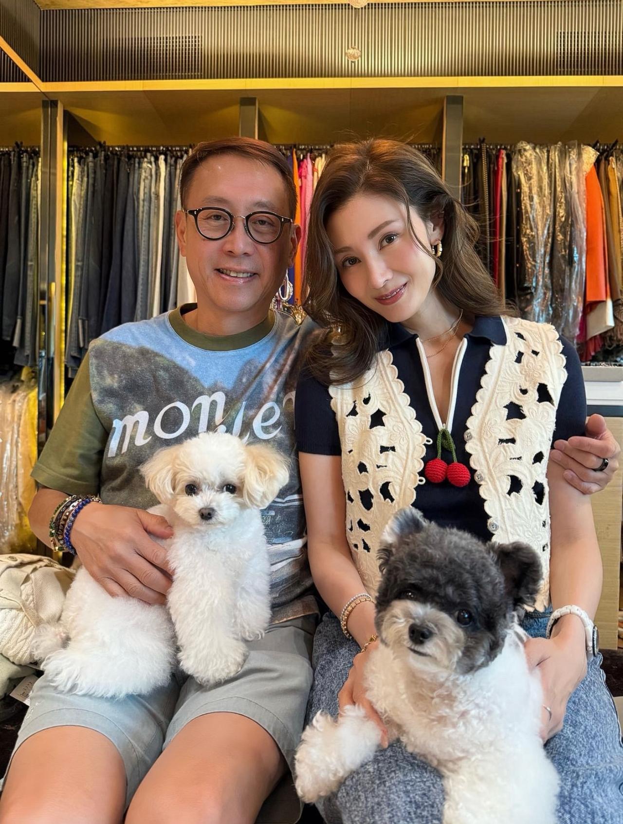 8月29日，李嘉欣晒与老公的合影，夫妻俩结婚17年，许晋亨对李嘉欣宠爱有加，嫁对