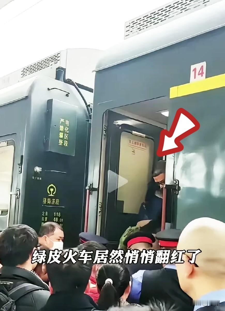 绿皮火车杀回来了，不是怀旧，是算账。高铁6小时600块，绿皮18小时173块—