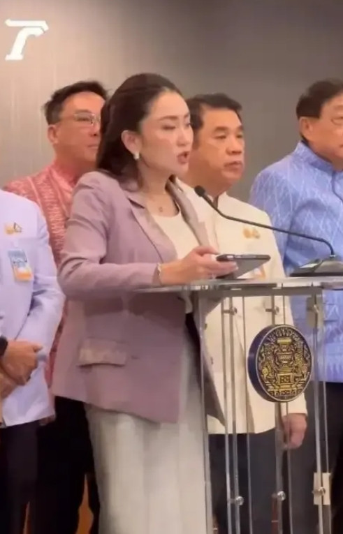 佩通坦果然变样了！佩通坦出任文化部部长后，在首次亮相的会议上便展现出截然不同的