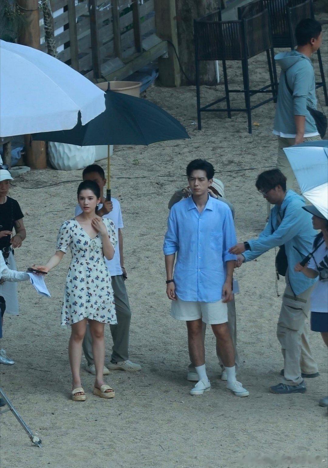李现和张婧仪俩人照片看着挺好看的，但是也真的镜头拍不出来真实颜值，镜头完全不及真人​