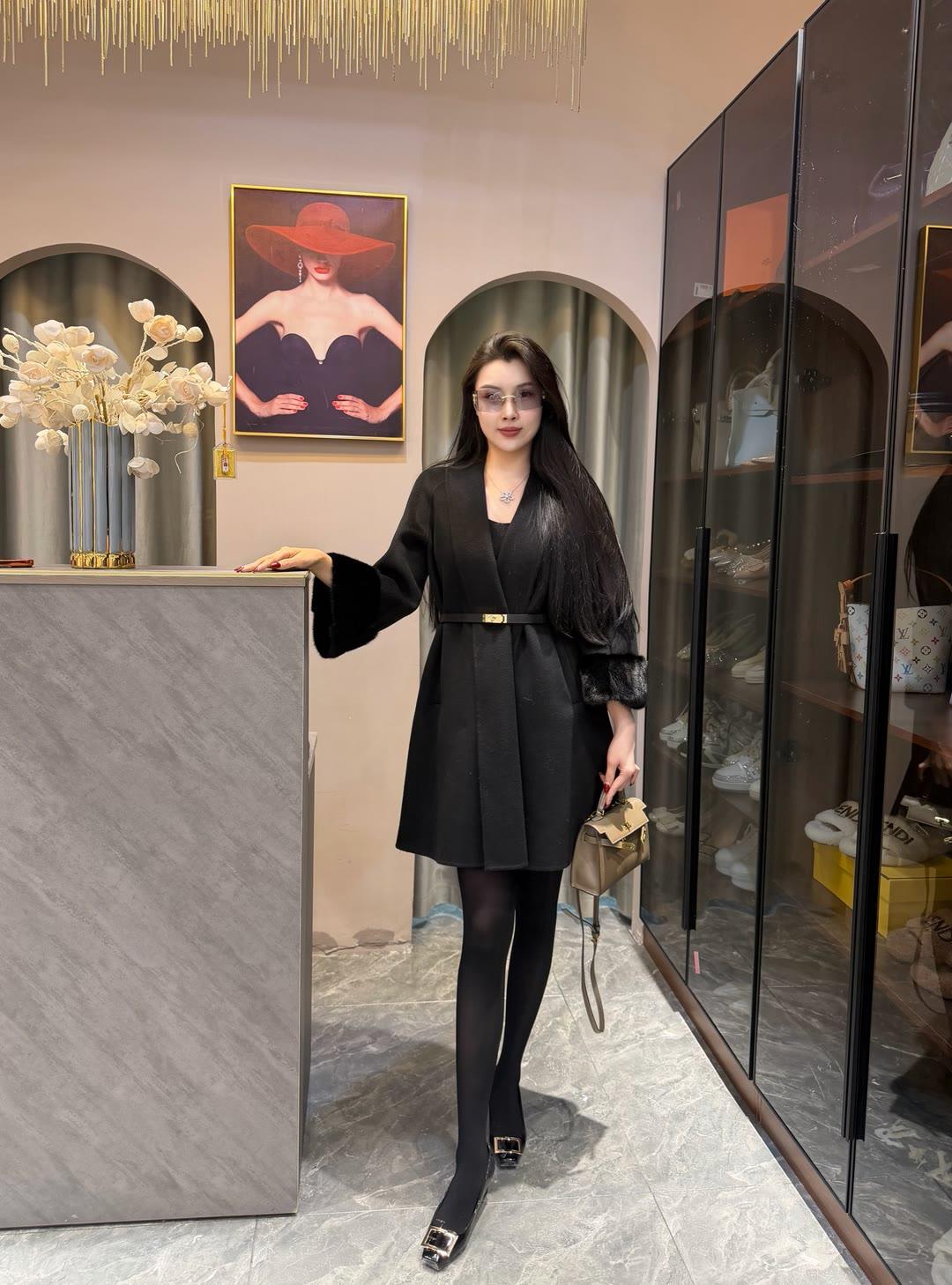 高级感要怎么穿出来?一件极简剪裁的大衣，是打造高级感的核心。黑色款自带神秘冷艳气